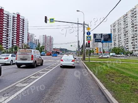 Рекламная конструкция Боровское шоссе, напротив дома 35, на разделительном газоне (Фото)